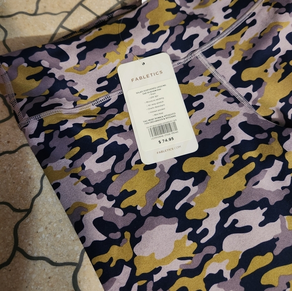 BNWT Fabletics Leggings - Medium - Picture 2 of 3